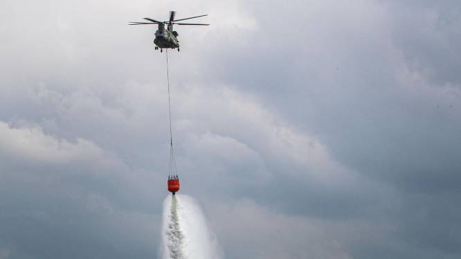 Nederlandse helikopters helpen Albanezen bosbranden blussen