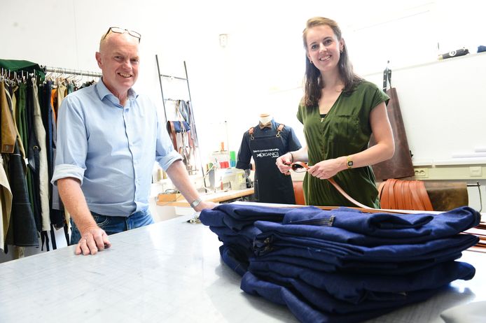 Gerrit-Jan Elshof en Lisa Welhuis timmeren aan de weg met hun schortenatelier Doek & Dook. „Mede door social media is de presentatie van je bedrijf steeds belangrijker geworden.”