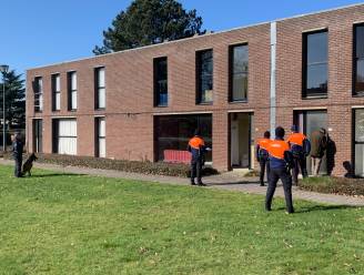 Politie valt leegstaande woning in Parkwijk binnen: drugsdealers barricaderen deur,  maar ontlopen straf niet