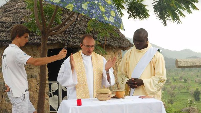De Franse priester Georges Vandenbeusch (in het midden) tijdens een mis in Kameroen. Beeld afp