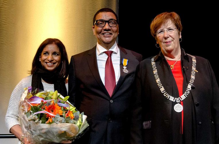 Jörgen Raymann kreeg zijn lintje uit handen van Annemarie Jorritsma, burgemeester van Almere. Beeld ANP