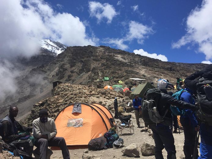 Klimmers uit Gemert bereiken top Kilimanjaro | Gemert Bakel Klimmers Gemert voor albinisme op top van Kilimanjaro