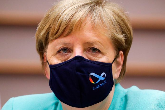 Merkel droeg voor en na haar toespraak een mondmasker in het Europees parlement.