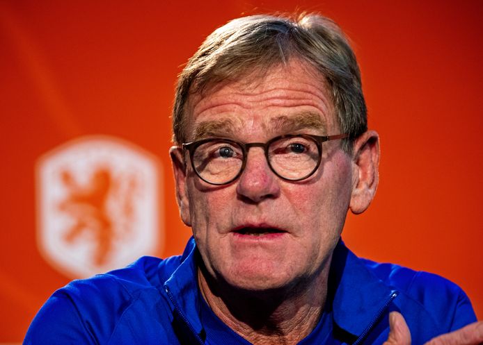 Dwight Lodeweges als interim-coach van Oranje.