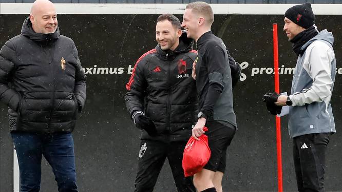 Opvallend: Tedesco schakelt tijdens trainingen hulp in van scheidsrechter Bert Put