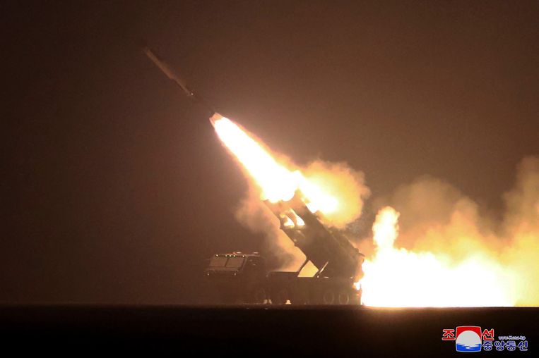 De lancering donderdag van een Hwasal-2 strategische kruisraket, op een vrijdag door het Noord-Koreaanse persbureau KCNA vrijgegeven beeld. Beeld AFP
