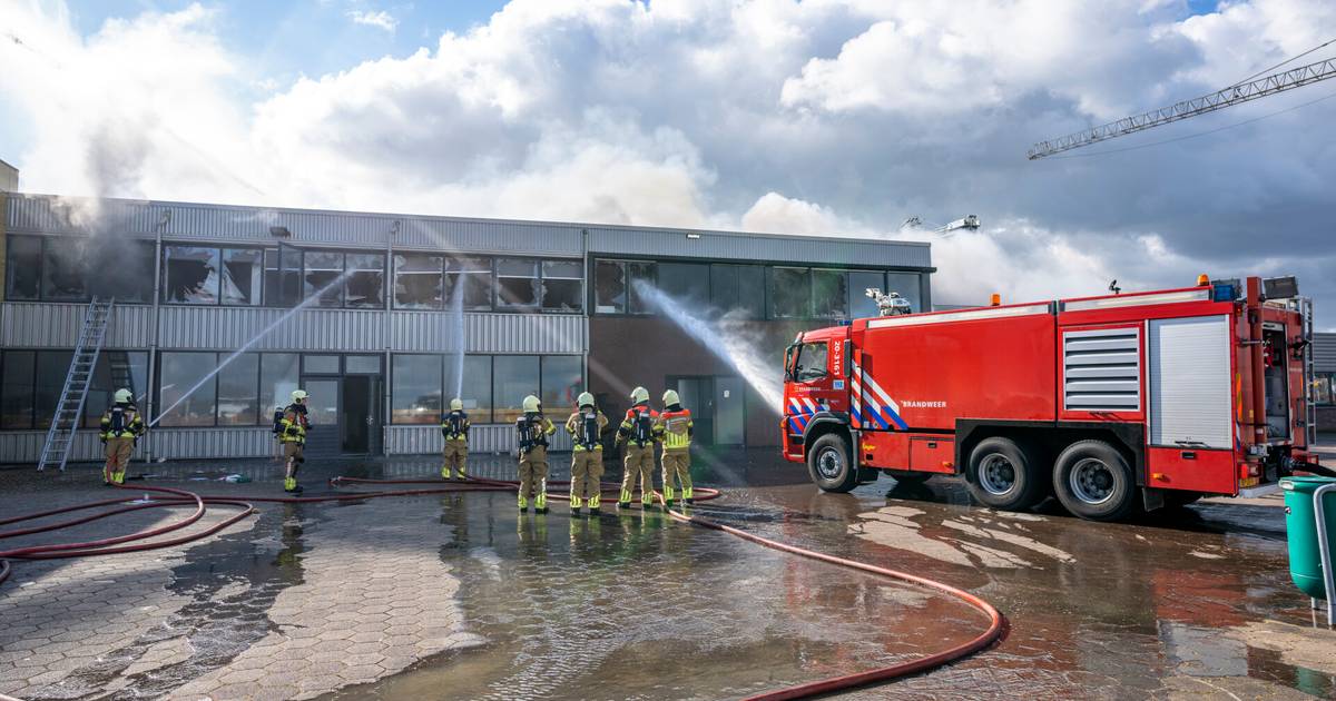 Brand in Werkendam laait op door onstuimig weer, identiteit omgekomen ...