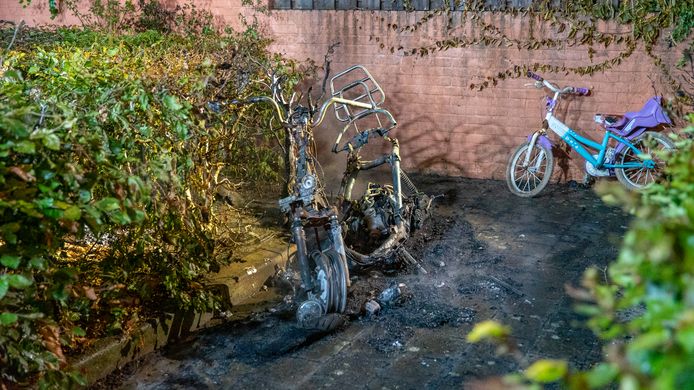 Afgelopen nacht werd ging opnieuw een auto in Deventer in vlammen op. Iets daarvoor ook een scooter. Dit zijn nummers 34 en 35 sinds september 2019.