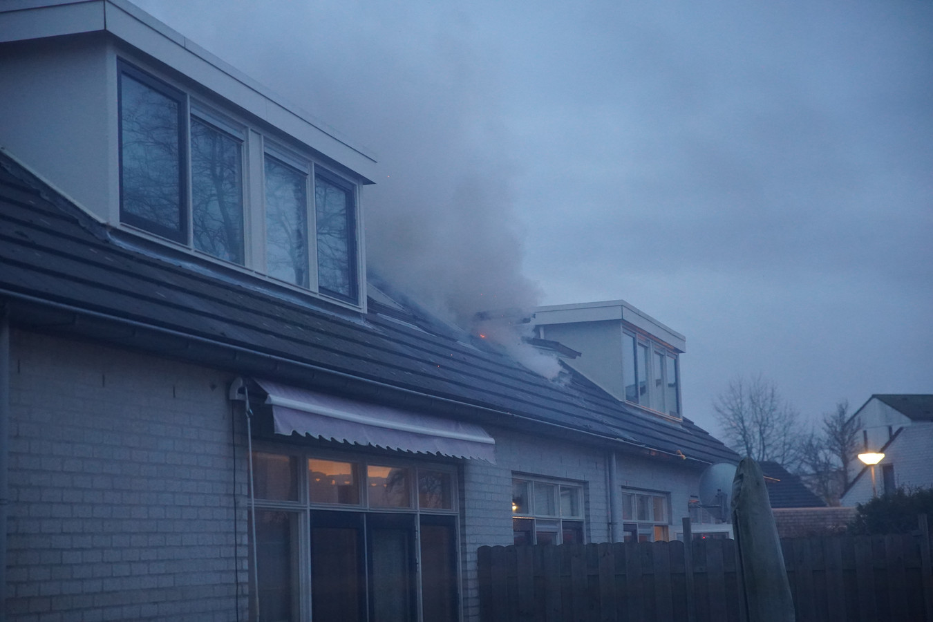 uitslaande-woningbrand-in-deventer-brandweer-ontruimt-omliggende