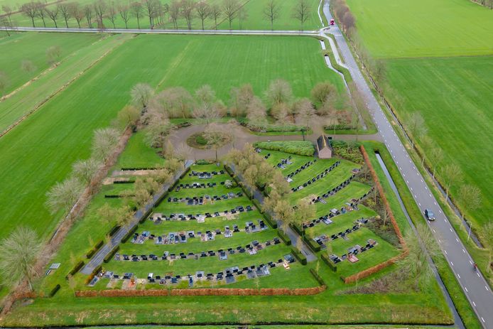 De begraafplaats aan de Scholenweg (rechts)  krijgt meer graven. De uitbreiding gebeurt in twee fasen, te beginnen in de driehoek  (links) naast de bestaande graven en daarna op de boven de toegang gelegen weilanden.