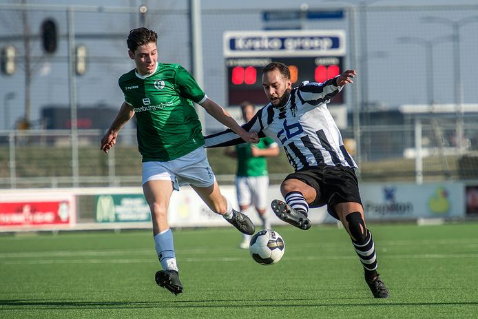 Matchwinner Yamani el Aharchaou (rechts) duelleert met Bas Plasman van Bavel.