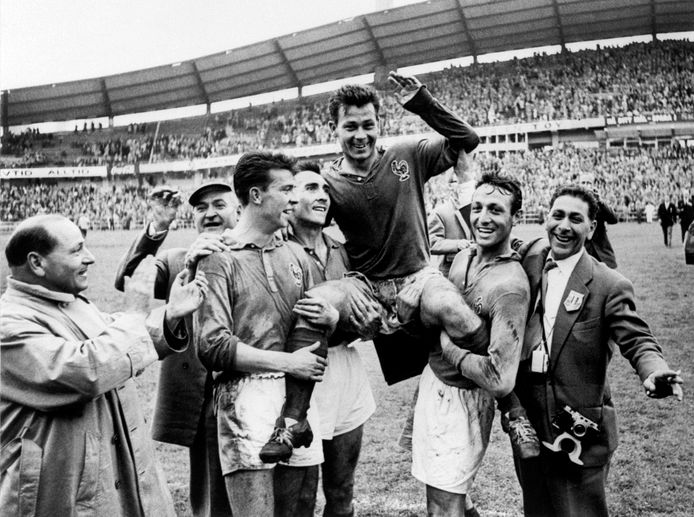 Just Fontaine wordt door ploeggenoten op de schouders genomen na het behalen van brons.