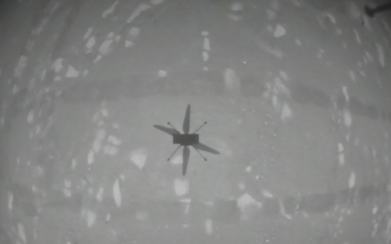 De schaduw van Ingenuity is te zien op de Marsbodem. Beeld NASA