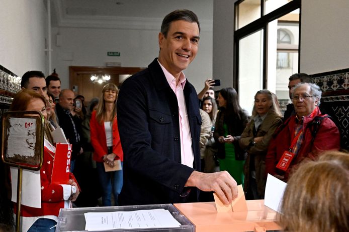 De Spaanse premier Pedro Sánchez bij het uitbrengen van zijn stem in Madrid eerder op zondag.