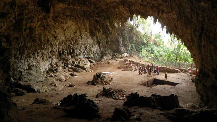 De grot waar overblijfselen van de homo floresiensis werden ontdekt in 2003 in Liang Bua op het Indonesische eiland Flores.