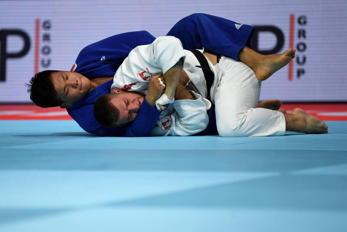 Michael Korrel in duel met Cho