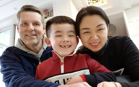 Stef Peeters met zijn vrouw Lin Jiang en hun zoon Pingbing (6).