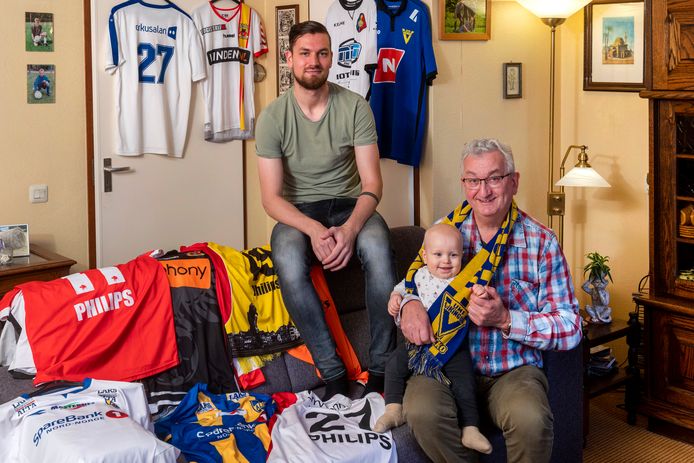 Voormalig profvoetballer Guyon Philips met vader Berry en zoontje Marcus in het ouderlijk huis in Arnhem, afgelopen december.