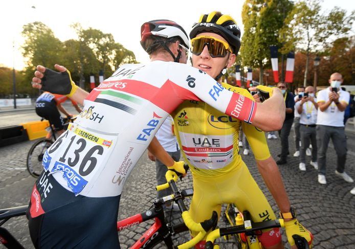 Pogacar wordt aan de finish gefeliciteerd door ploeggenoot Vegard Stake Laengen.