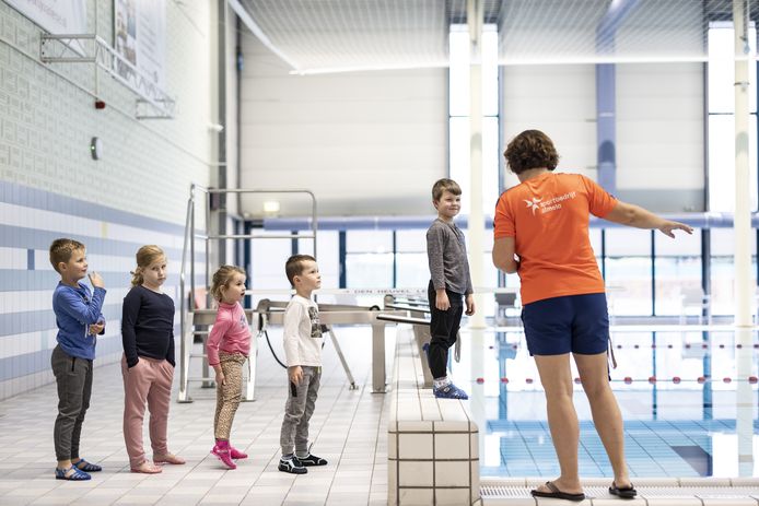 Pelgrim Celsius haai Die zwemles dat je met je kleren aan het water in mag/moet | Almelo |  tubantia.nl