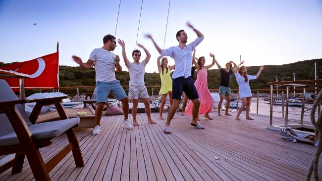 Sfeer op de loveboat met 'Waterval' van K3