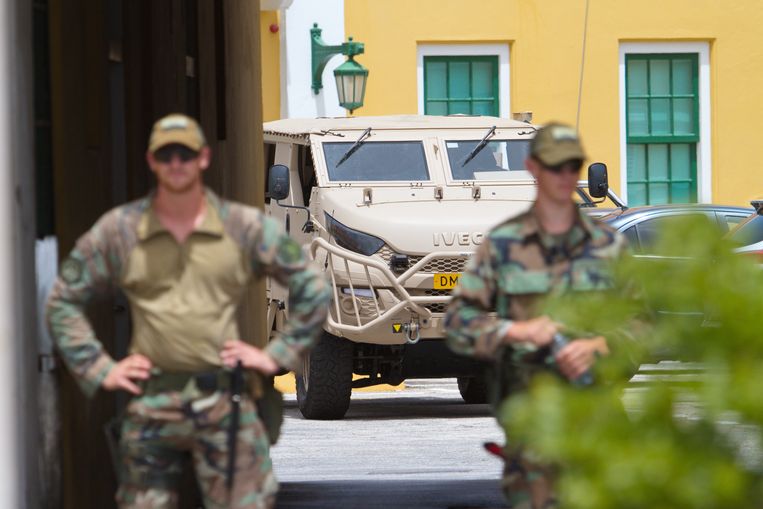 Nederlandse militairen staan wacht bij het het regeringsgebouw Fort Amsterdam. De militairen helpen op Curacao om te voorkomen dat er weer rellen ontstaan. Beeld Hollandse Hoogte / ANP