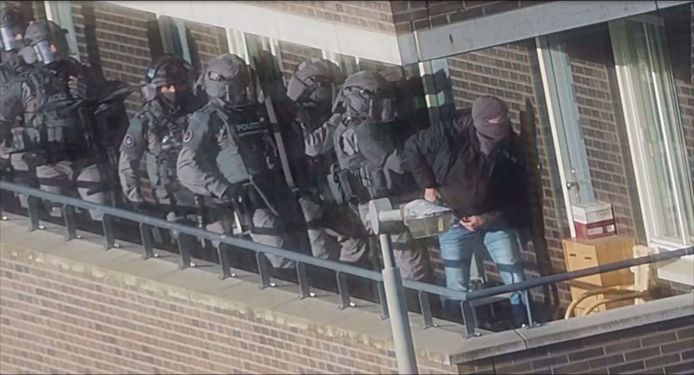 Een zwaarbewapend arrestatieteam valt de woning van een van de verdachten in Arnhem binnen op 27 september 2018.