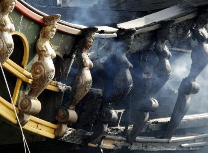 De schade aan de afgebrande replica van het VOC-schip Prins Willem loopt in de miljoenen. ANP