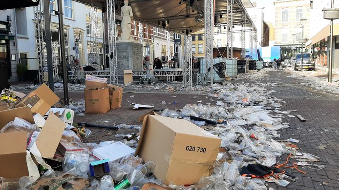 Jansplaats Arnhem, de ochtend na Koningsdag. Temidden van hopen plastic bekers wordt het podium afgebroken.