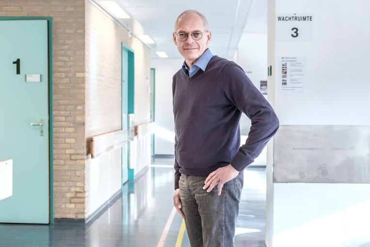 Arts Marcel Soesan werkte al bij het MC Slotervaart toen het nog een gemeenteziekenhuis was. ‘Er was een gelijkwaardige sfeer: we deden alles samen, van keukenhulp tot chirurg.’  Beeld Patrick Post