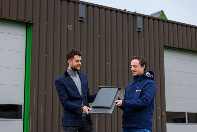 Mark Mateboer (l) en Daniël Kollen met een vleermuishuisje. Twaalf van zulke ‘opvanglocaties’ zijn aangebracht bij een loods van buurman woningcorporatie OFW.