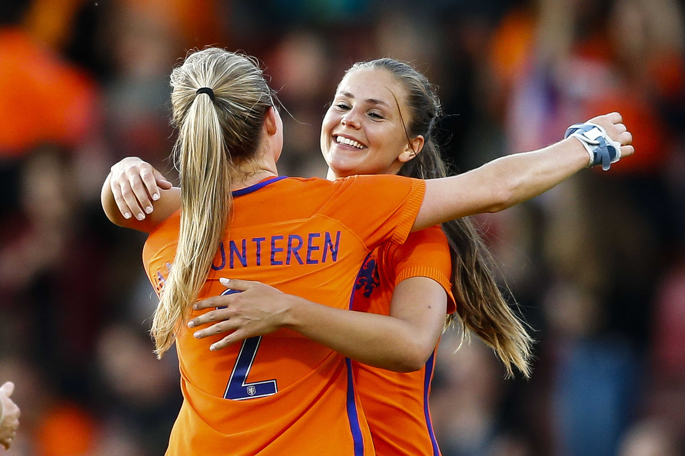 Lieke Martens op weg naar FC Barcelona Een geweldige club Foto gelderlander.nl