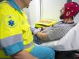 Medewerkers van Ambulance Amsterdam testen een mobiel EEG-apparaat met droge elektroden, waarmee al in de ambulance kan worden getest of er sprake is van een herseninfarct.