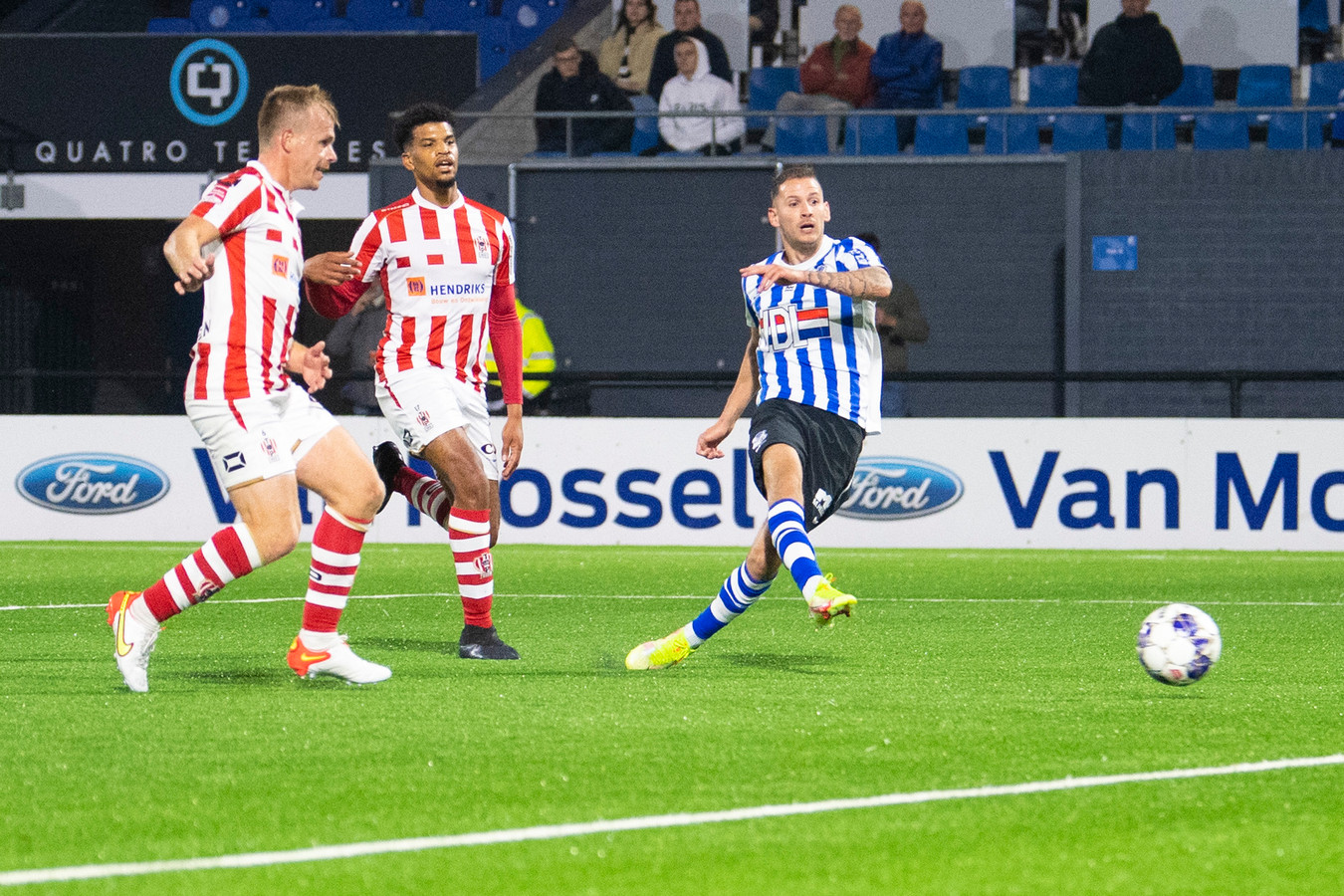 Joey Sleegers maakt namens FC Eindhoven de 2-1 tegen TOP Oss.