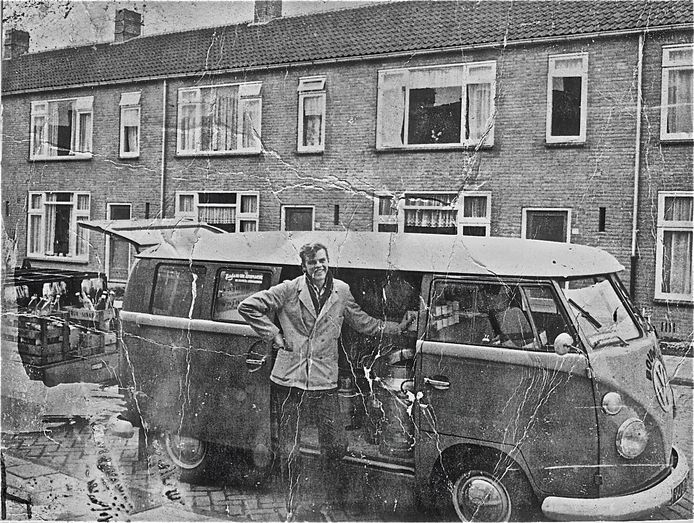 Aad van Vliet was trots op het busje waarmee hij in heel het Westland en zuid-Den Haag melk rondbracht.