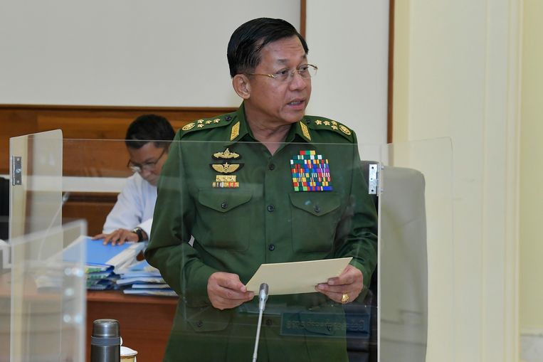 Generaal Min Aung Hlaing spreekt op 31 januari zijn collega's toe tijdens een politieke top. Beeld AP
