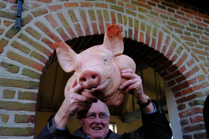 De verkoop van de offergaven met de traditionele varkenskop kan niet doorgaan