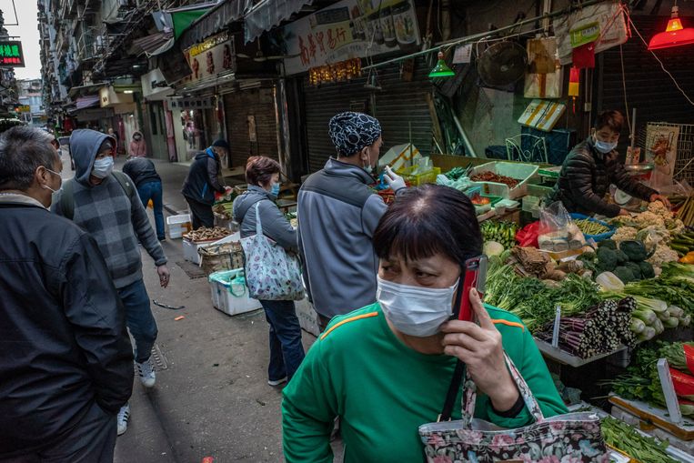 Ook bezoekers van een markt in de voormalige Portugese kolonie Macau, in het zuiden van China, hebben voorzorgsmaatregelen genomen.  Beeld Getty Images