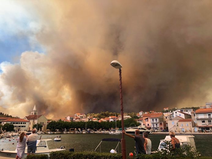 Zicht op de bosbranden bij Zaton in Kroatië, gistermiddag rond 15.30 uur.