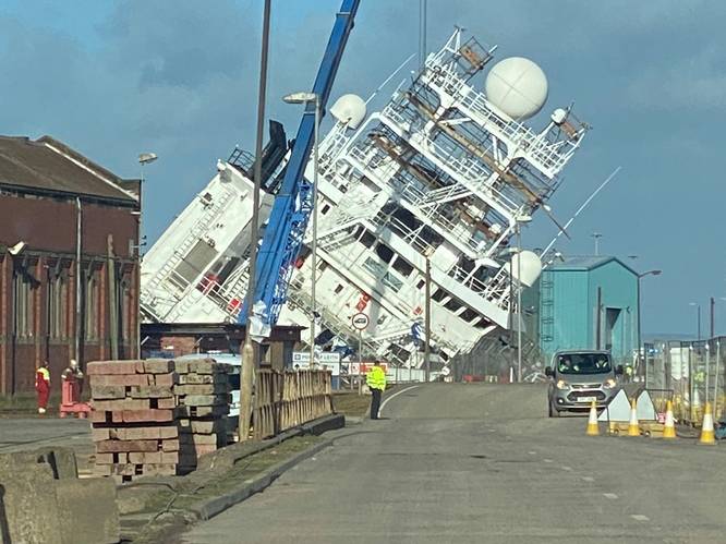 Zeker 25 gewonden nadat schip in Schotland kantelt: 15 mensen naar ziekenhuis 