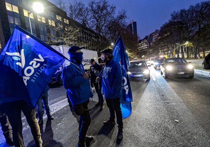 Les syndicats de police, furieux de l'absence de progrès sur une augmentation salariale substantielle, perturbent la circulation dans le centre de Bruxelles.