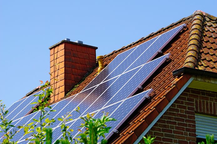 Zijn zonnepanelen nog interessant nu bezitters terugleverkosten moeten betalen?