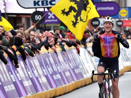 Verkeerd rijdende Reusser wint door valpartijen ontsierde Gent-Wevelgem, podium voor Swinkels