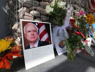 John McCain krijgt eerbetoon in Capitool - Trump niet welkom op begrafenis