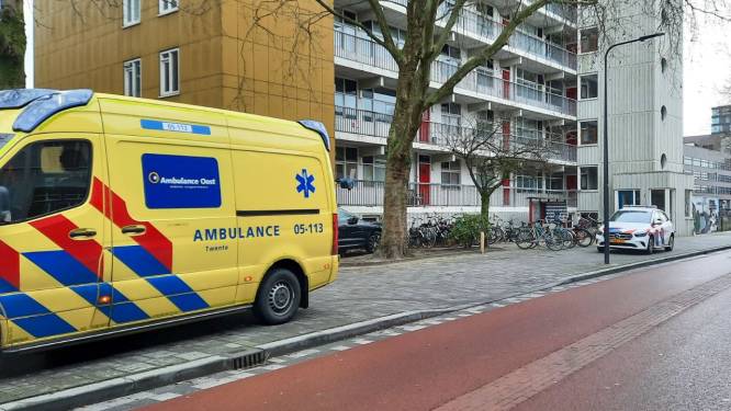 Meisje breekt elleboog, neus en voortanden nadat ze van fiets wordt geduwd in Enschede
