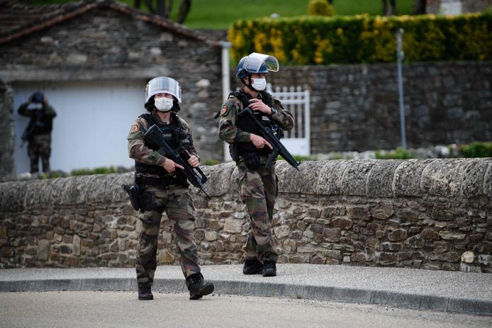 Speciale eenheden van de Franse gendarmerie patrouilleren door het gehucht Les Plantiers. Ook in omliggende dorpen is de politie op straat. Inwoners zijn gevraagd om zoveel mogelijk binnen te blijven.