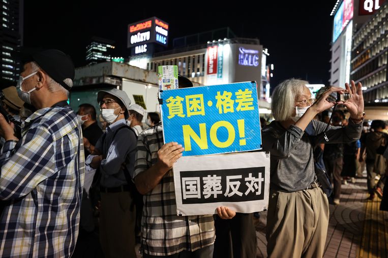 Protest tegen Shinzo Abes staatsbegrafenis in Tokio, die dinsdag zal plaatsvinden. Beeld Getty Images