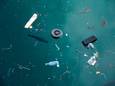 Plastic afval stroomt vaak via rivieren en andere waterlopen van het binnenland naar de oceaan.