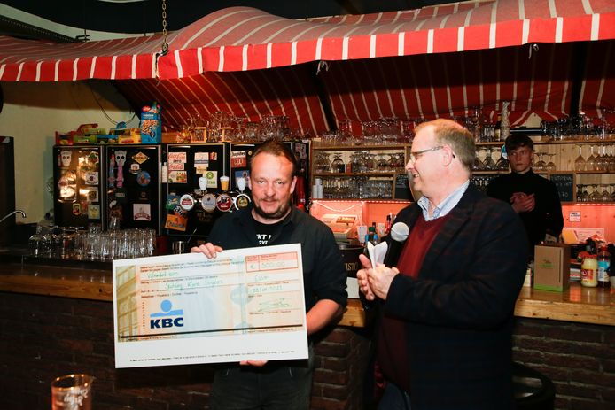 De organisatie van het Burgemeesterfeest Essen schenkt in totaal 2.000 euro aan drie goede doelen: Stichting De Kleine Strijders, Stal Moleneind en de UZA Foundation.