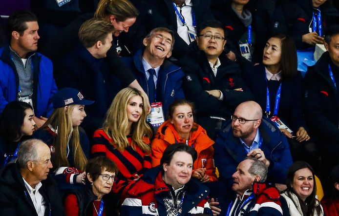 Ivanka Trump, dochter van de Amerikaanse president Donald Trump, zit naast Esmee Visser, tijdens de halve finale massastart schaatsen in de Gangneung Oval tijdens de Olympische Winterspelen van Pyeongchang. Foto Vincent Jannink